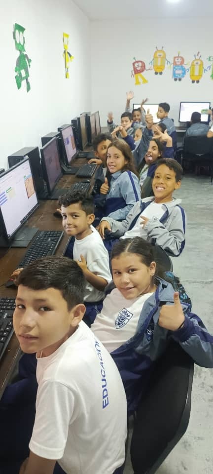 Estudiantes de programación con kits STEAM de Autung School
