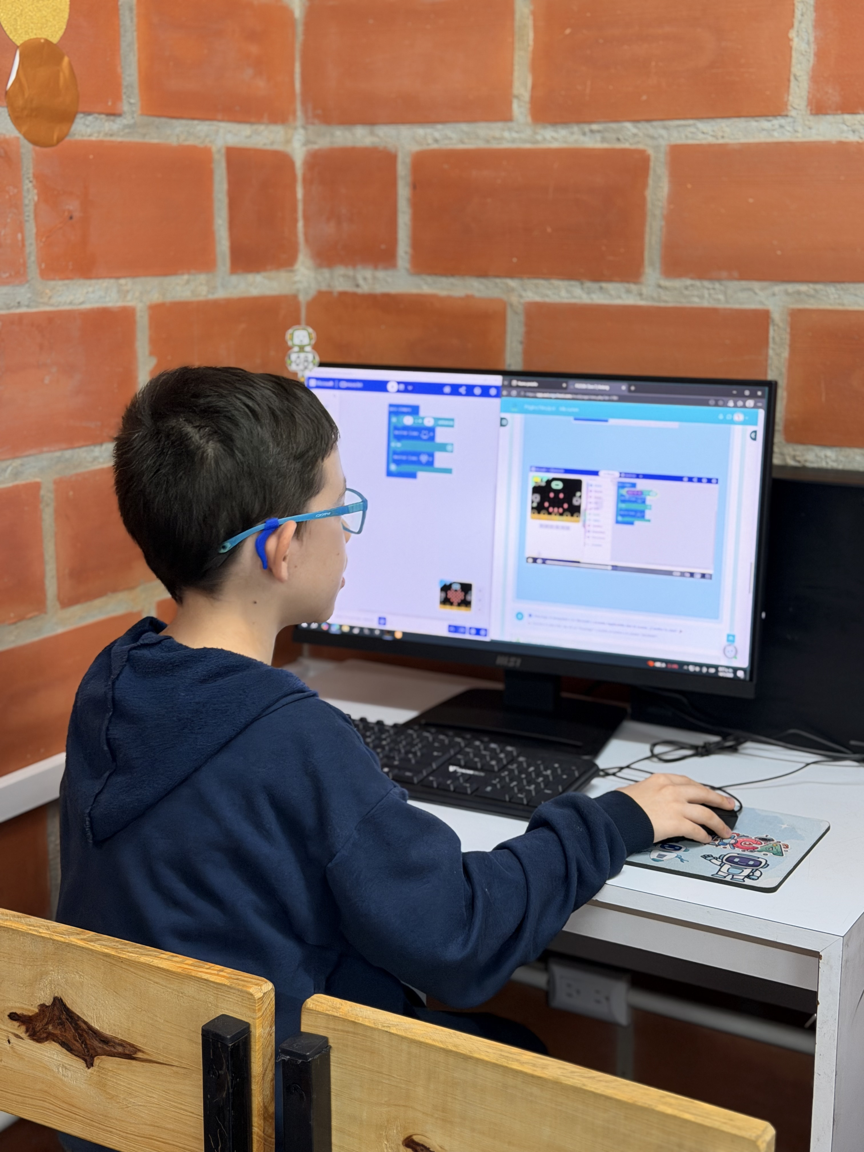 Estudiantes aprendiendo programación en Autung School